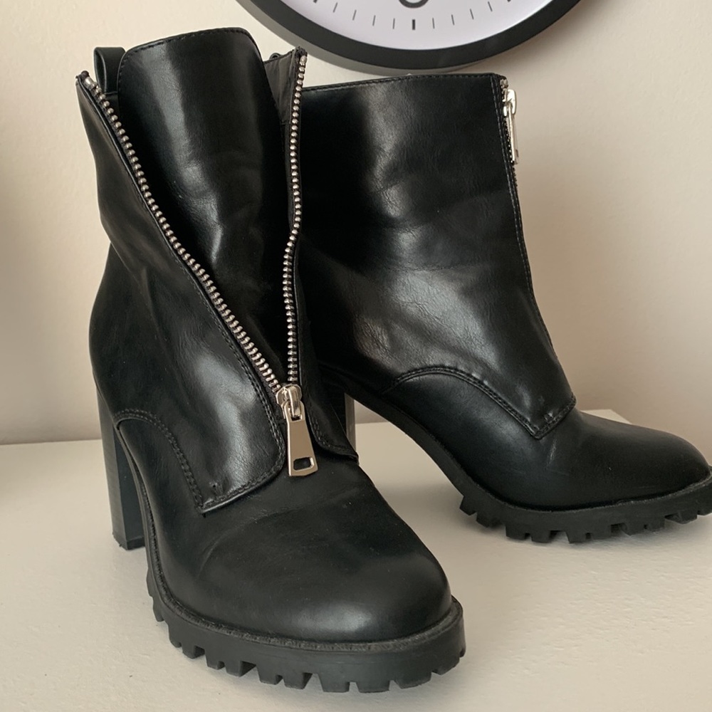 🖤F21 black faux leather booties 🥾